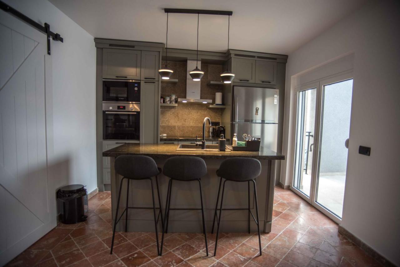 Modern Waterfront 3-Bed Apartment Donja Kostanjica Εξωτερικό φωτογραφία